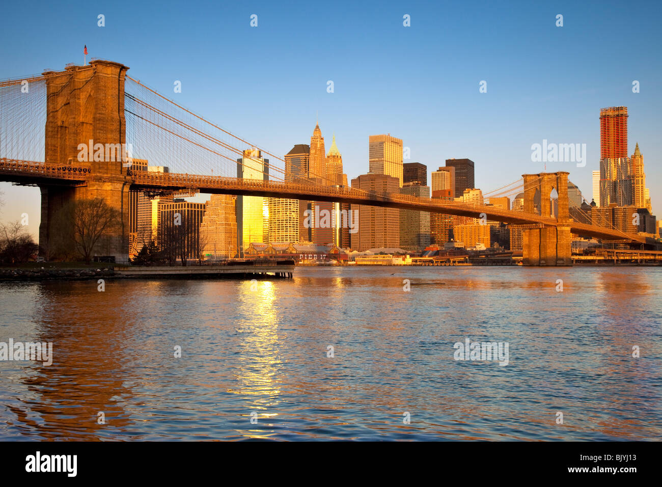 El Puente de Brooklyn y los edificios de Manhattan, el distrito financiero de la ciudad de Nueva York, EE.UU. Foto de stock