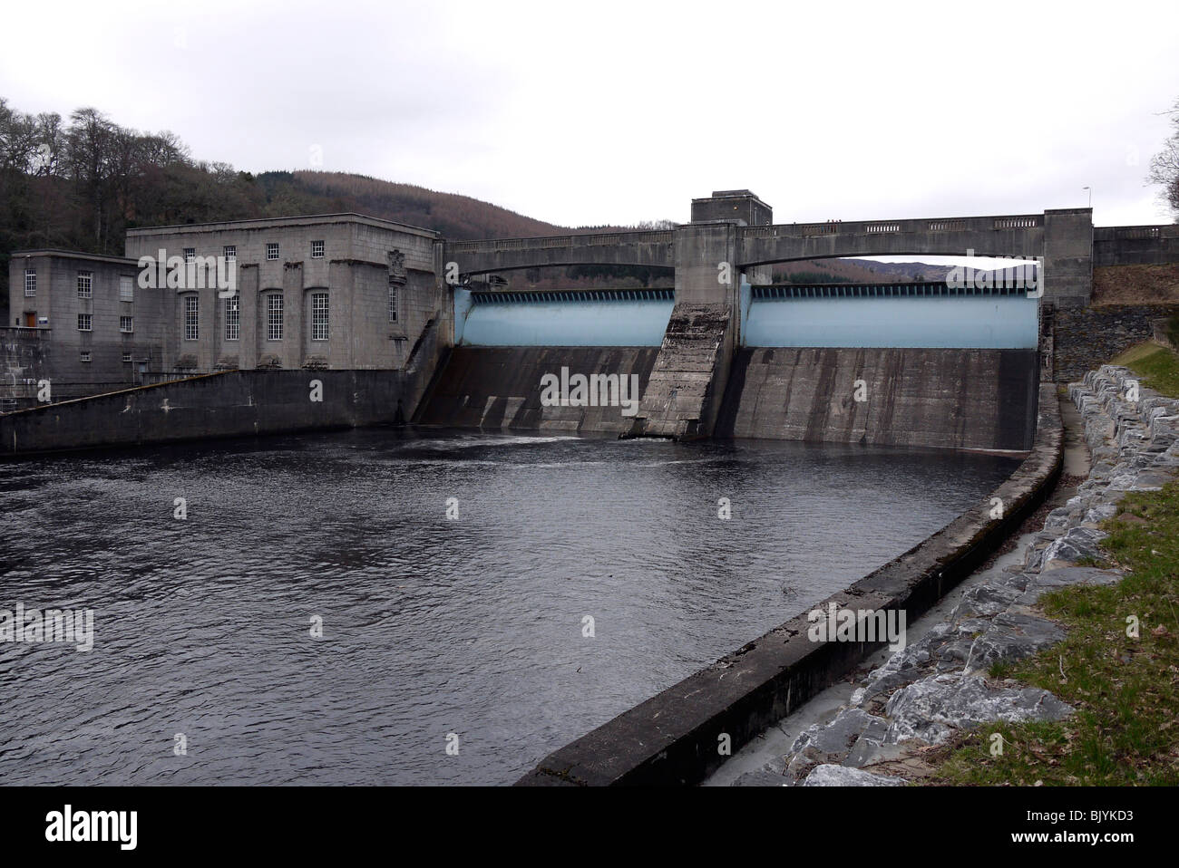 El Hydro Electric presa sobre el río Tummel en Pitlochry Perthshire Escocia Foto de stock
