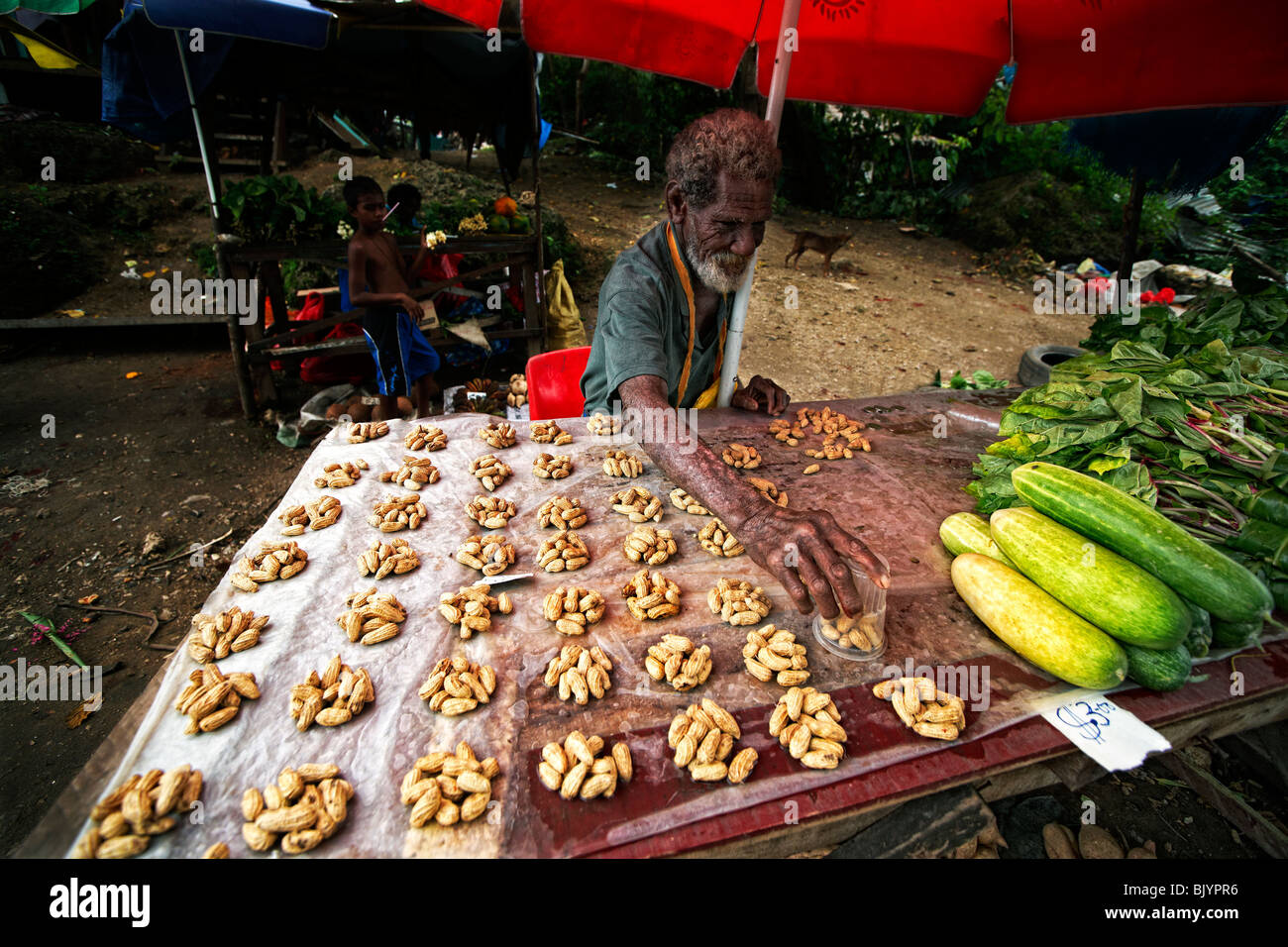 Vendedor de maní, mercado de carretera, Islas Salomón Foto de stock