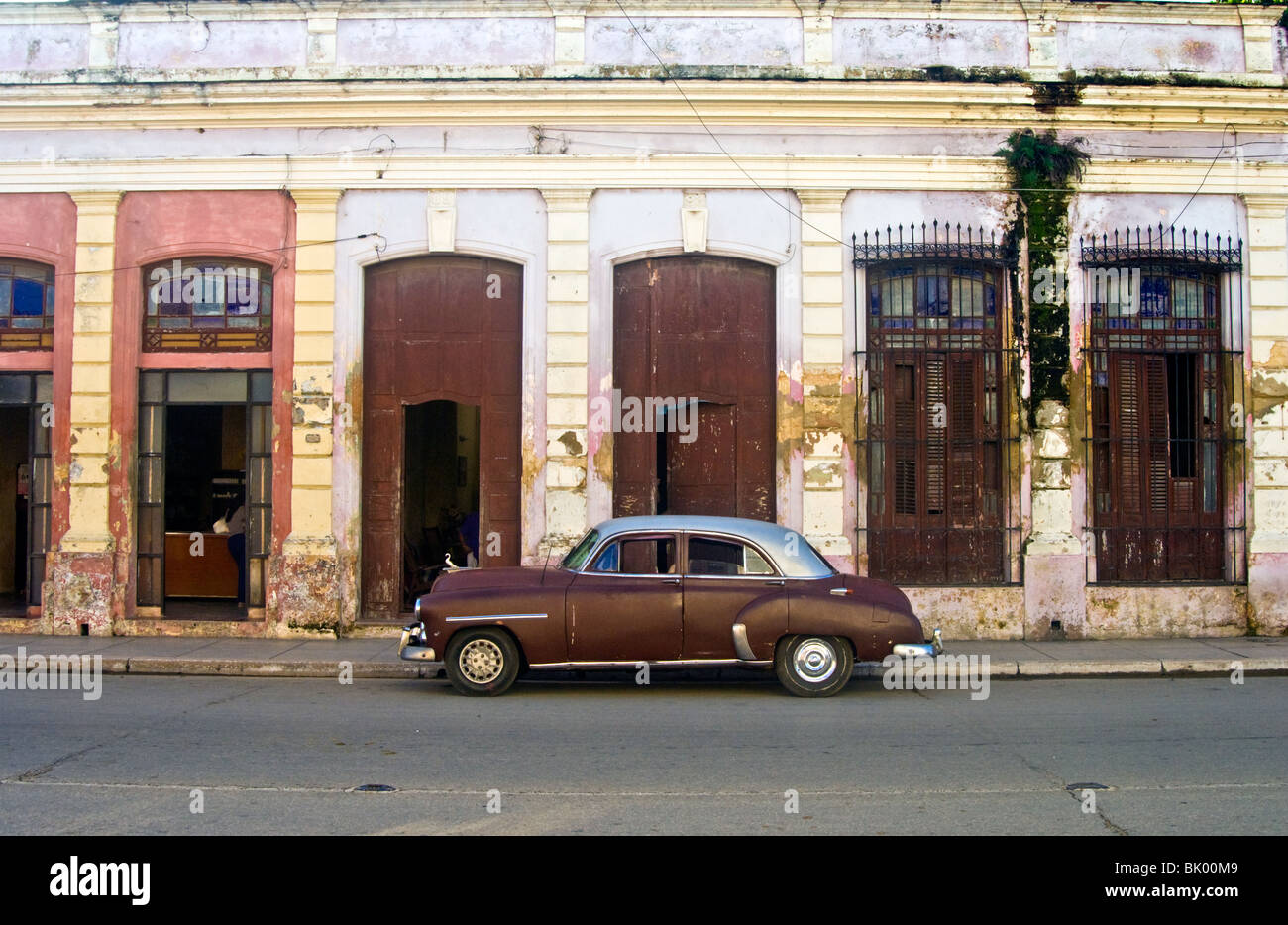 Viejos coches americanos en Cuba Foto de stock