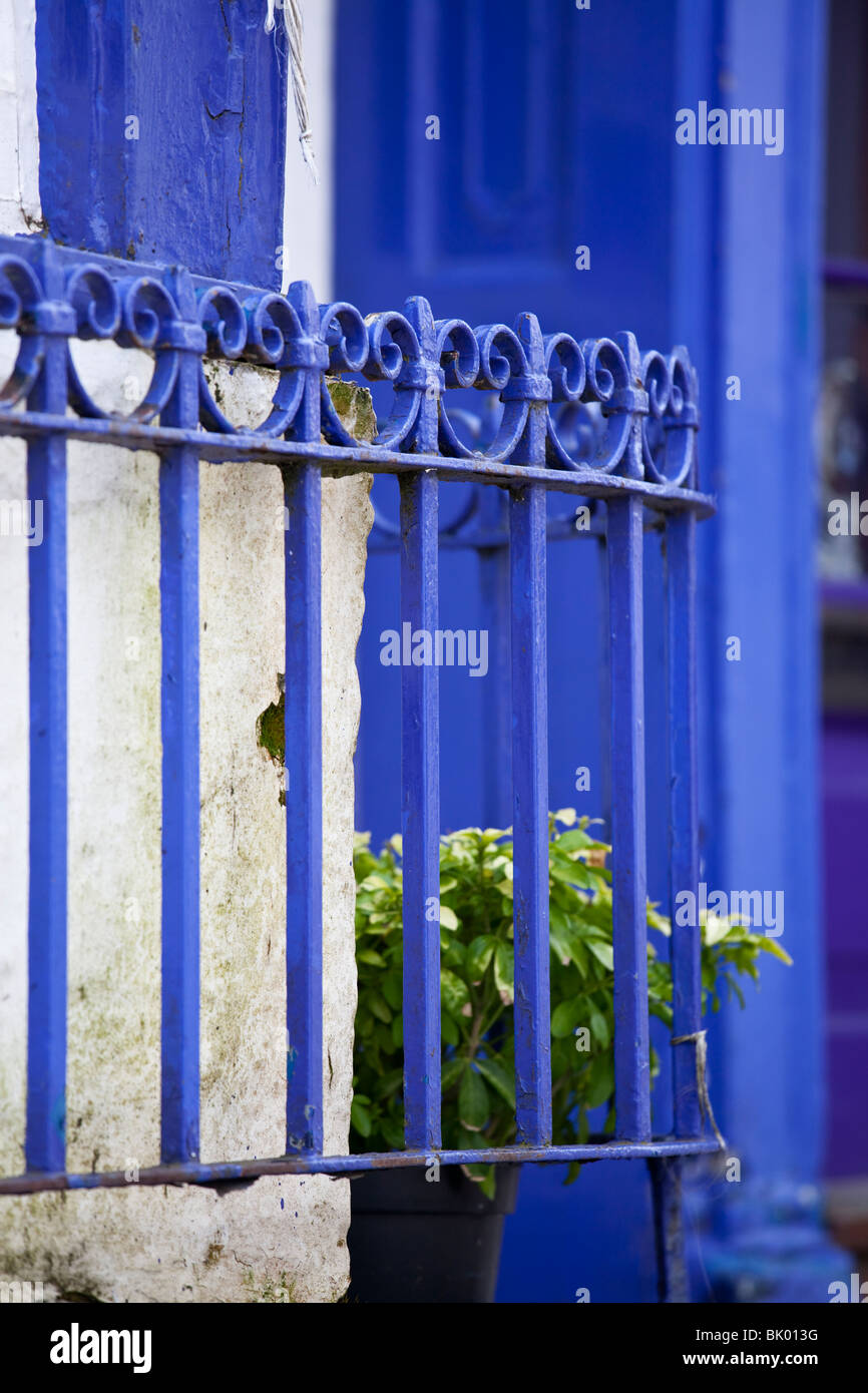 Green painted railings fotografías e imágenes de alta resolución - Alamy