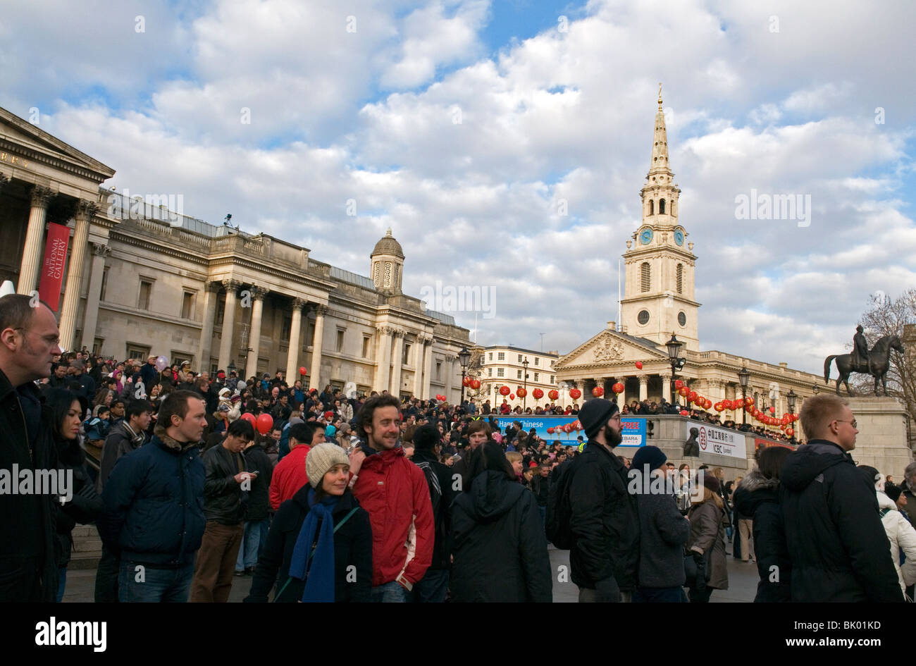 La gente en la fiesta de Año Nuevo Chino en Trafalgar Square en Londres England Reino Unido 2010 Foto de stock