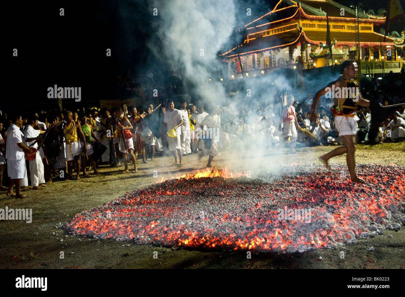 Caminar sobre brasas. Las escenas del bizarre festival vegetariano de  Phuket Fotografía de stock - Alamy