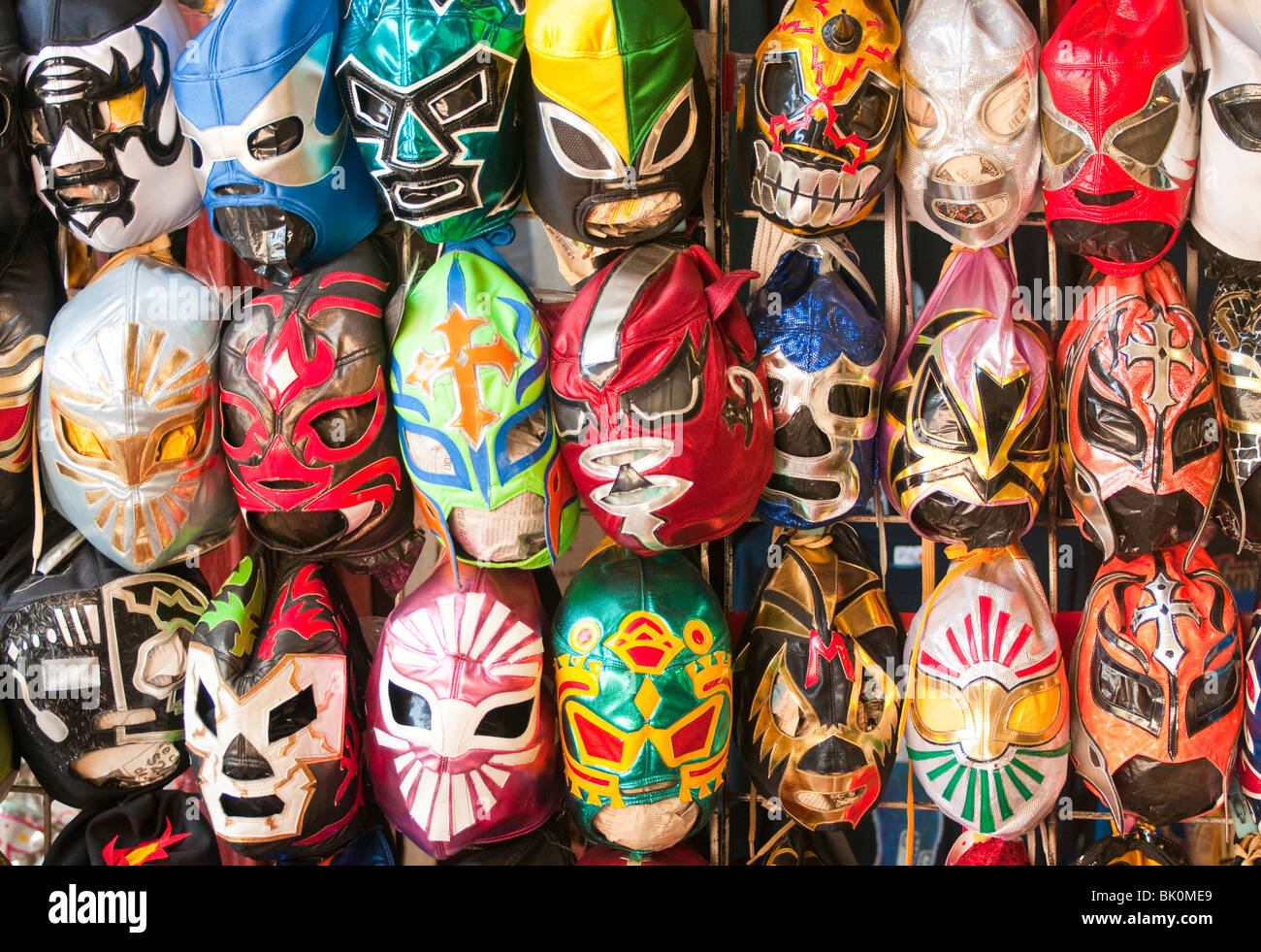 En Guadalajara, México, en el mercado de la Plaza Tapatía, coloridas  máscaras para la venta a los proveedores cale. Estado de Jalisco Fotografía  de stock - Alamy