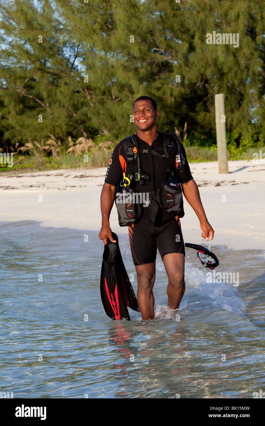 Scuba Diver paseando por la playa en plena marcha. Foto de stock