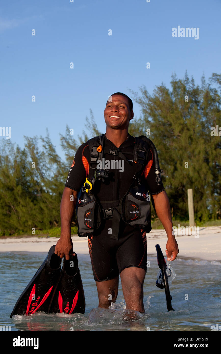 Scuba Diver paseando en surf en plena marcha. Foto de stock