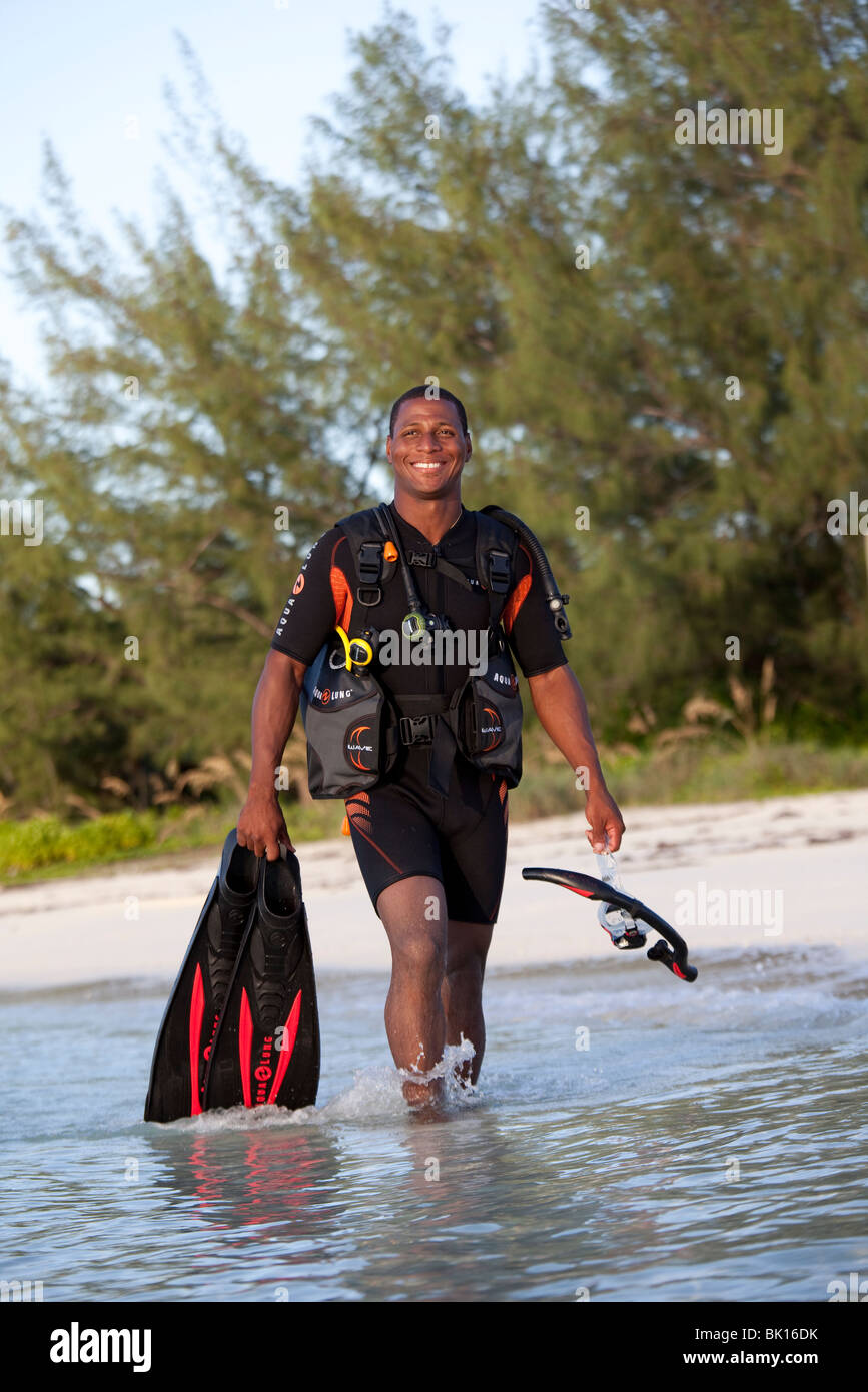 Scuba Diver paseando en surf en plena marcha. Foto de stock