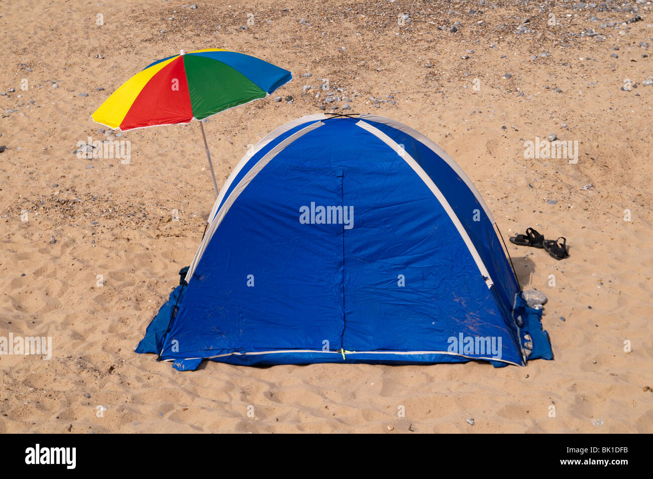 Sombrilla carpa playa fotografías imágenes de alta resolución - Alamy