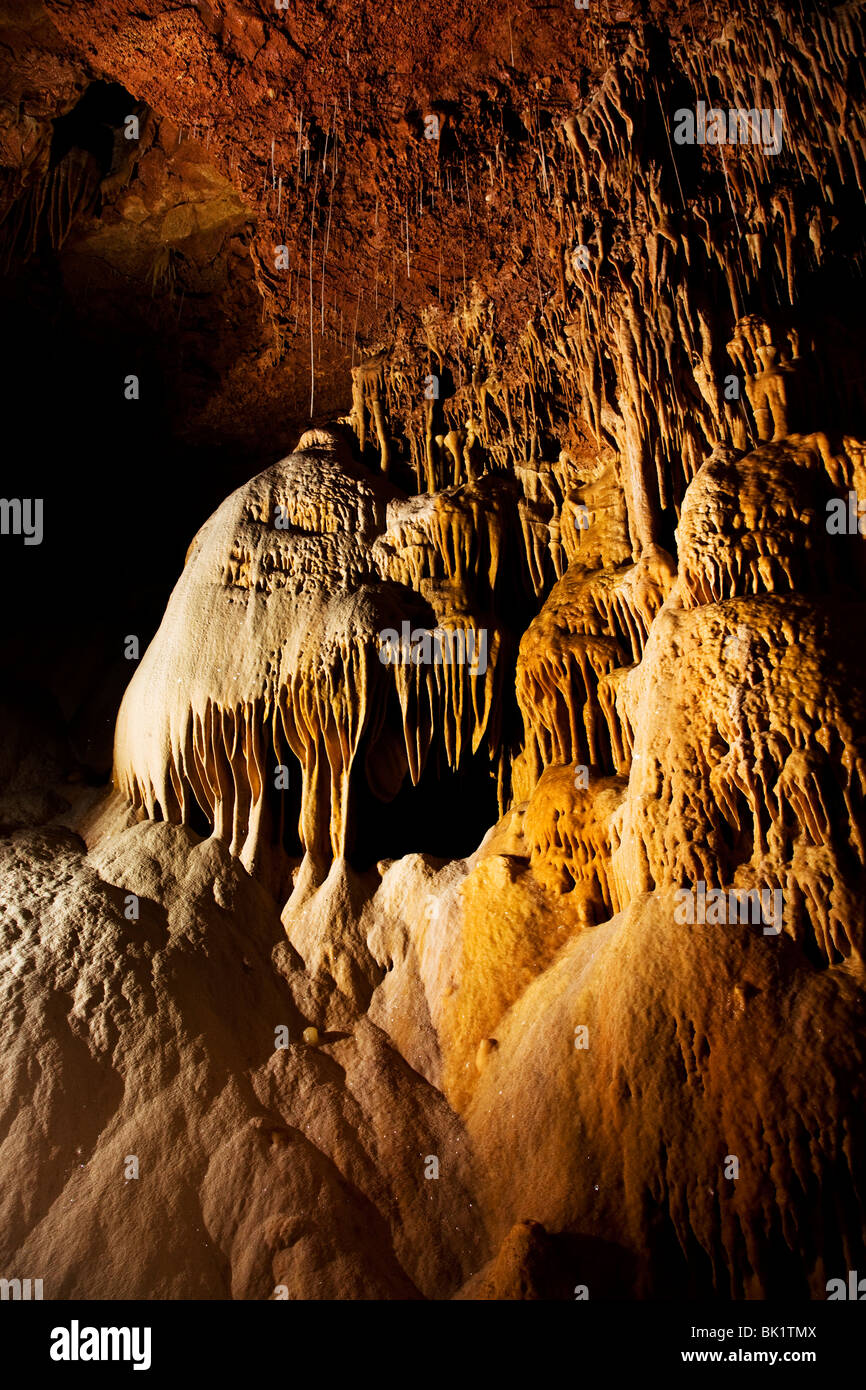 Las estalactitas y estalagmitas en Natural Bridge Caverns Texas USA Foto de stock