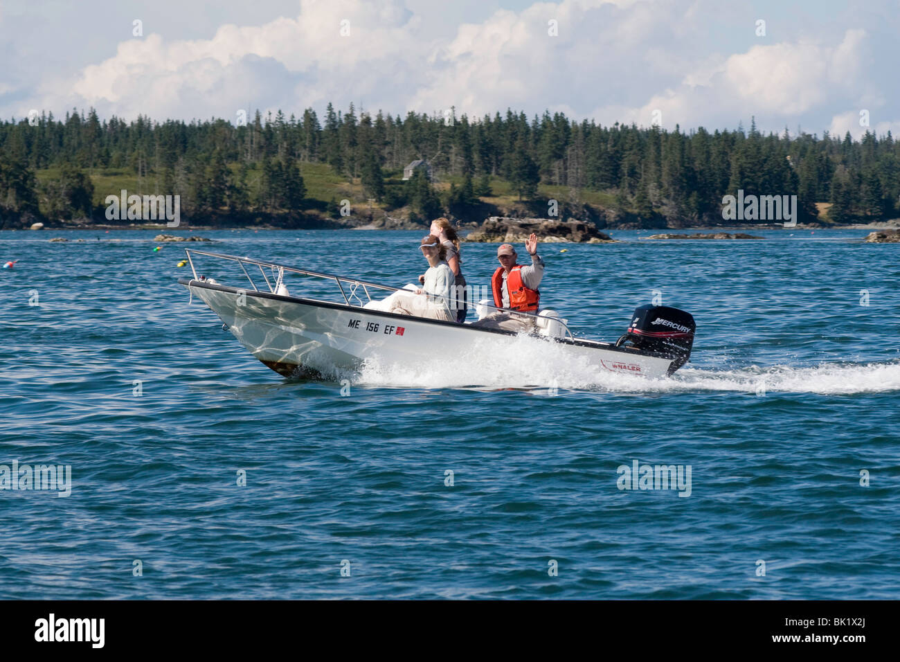 Un viaje en barco en una isla de Boston Whaler en Fox Thorofare, Maine Foto de stock