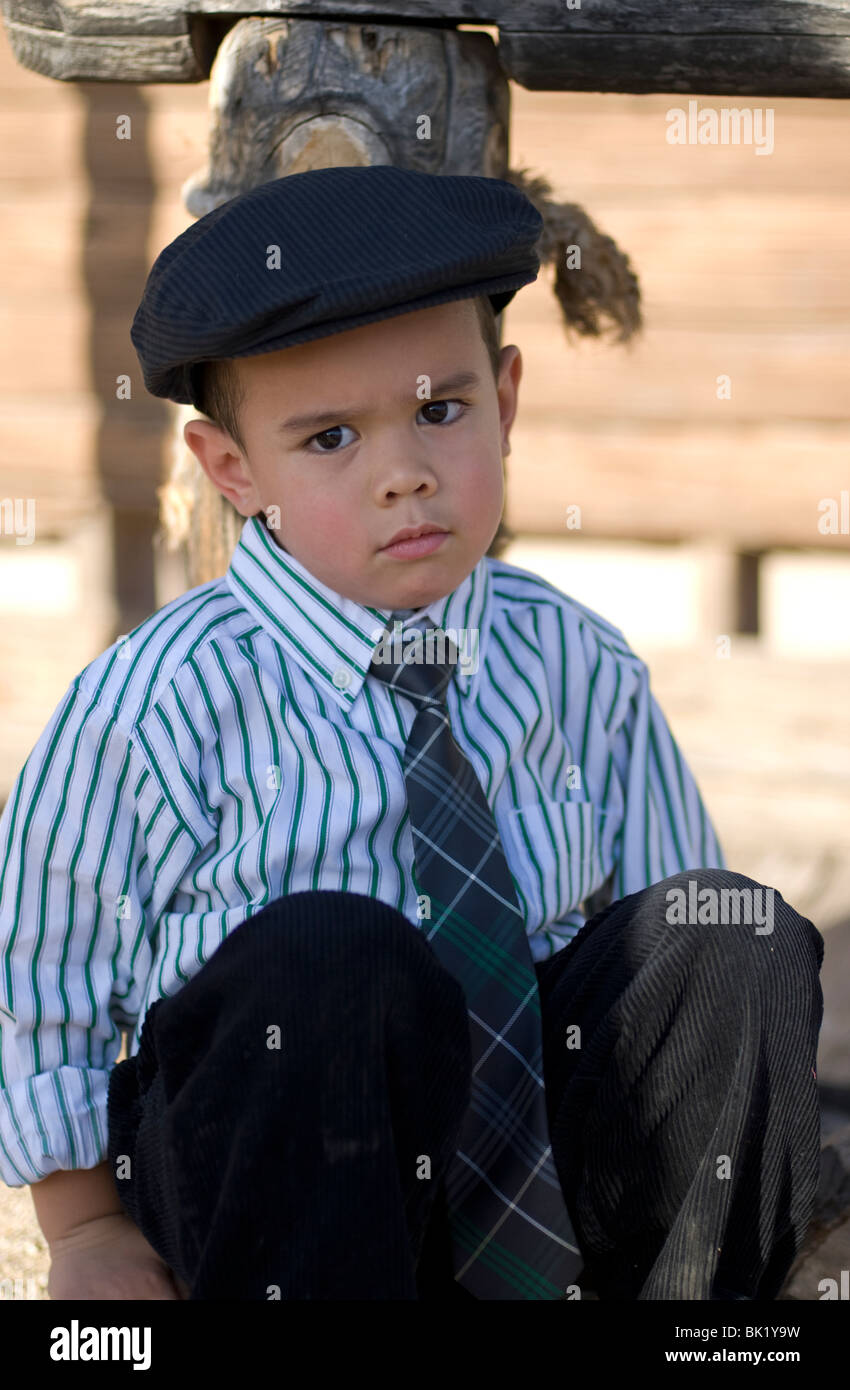 Un lindo 2-4 años chico de raza mixta con sombrero - mira enojado(liberado) Foto de stock