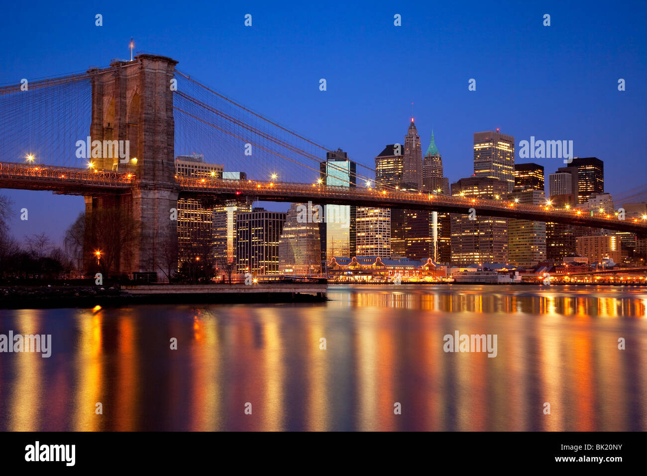 El Puente de Brooklyn y los edificios de Manhattan, el distrito financiero de la ciudad de Nueva York, EE.UU. Foto de stock