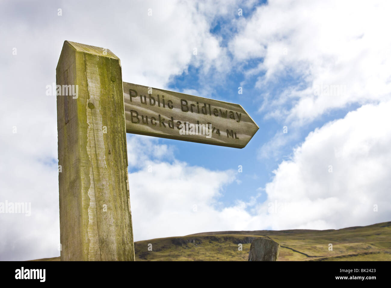 Signo de madera Buckden post en los valles de Yorkshire Foto de stock