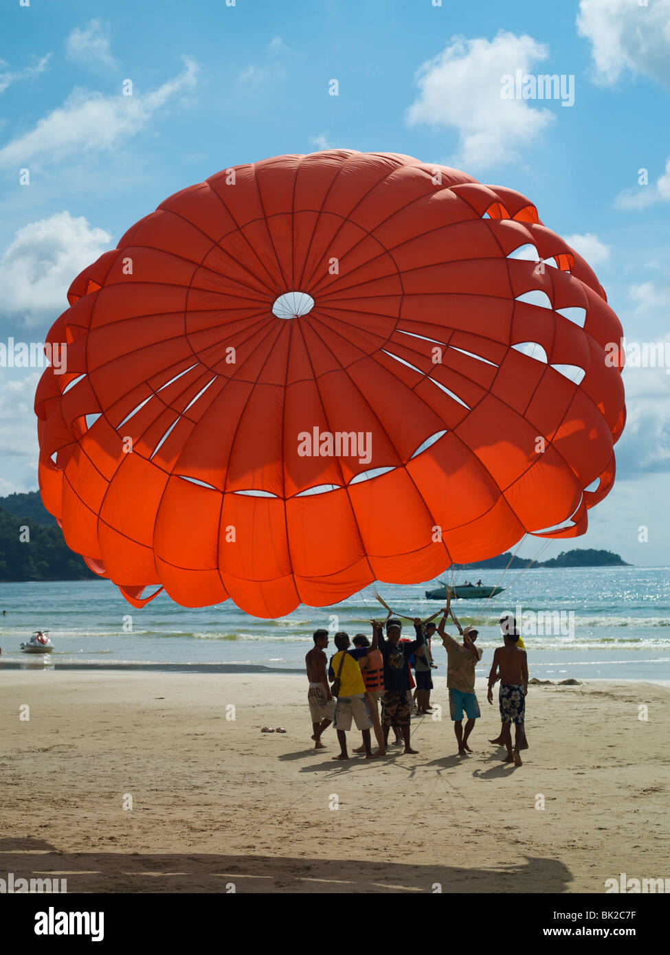 Rojo paracaídas parapente en Patong Beach, Phuket, Tailandia Foto de stock