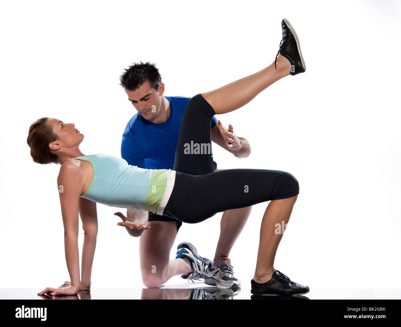 Una pareja caucásica hombre mujer entrenamiento aeróbico posicionamiento  formador coach la postura en interiores studio aislado sobre fondo blanco  Fotografía de stock - Alamy