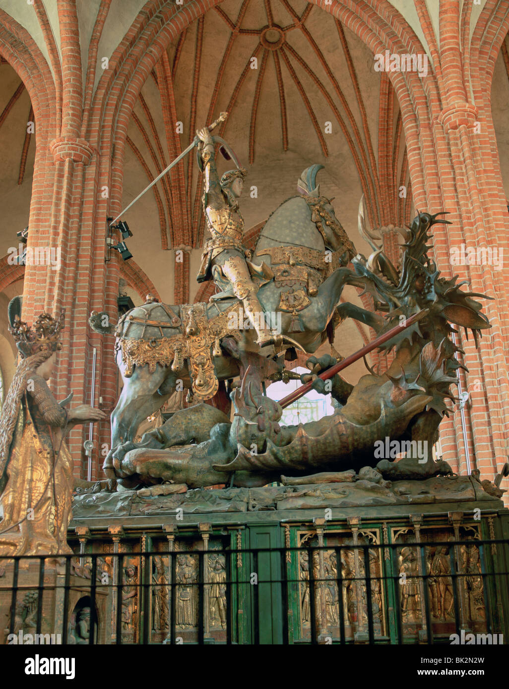 San Jorge y el Dragón estatua, dentro de la Iglesia Storkyrkan, Estocolmo, Suecia. Foto de stock