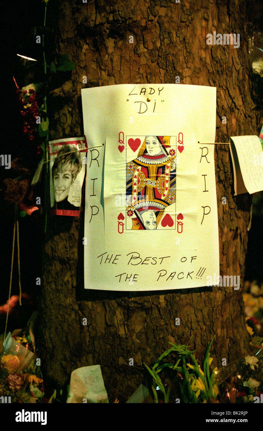 La muerte de la princesa Diana. Flores y homenajes en el Mall, cerca de St James Palace, Londres, Gran Bretaña. Foto de stock