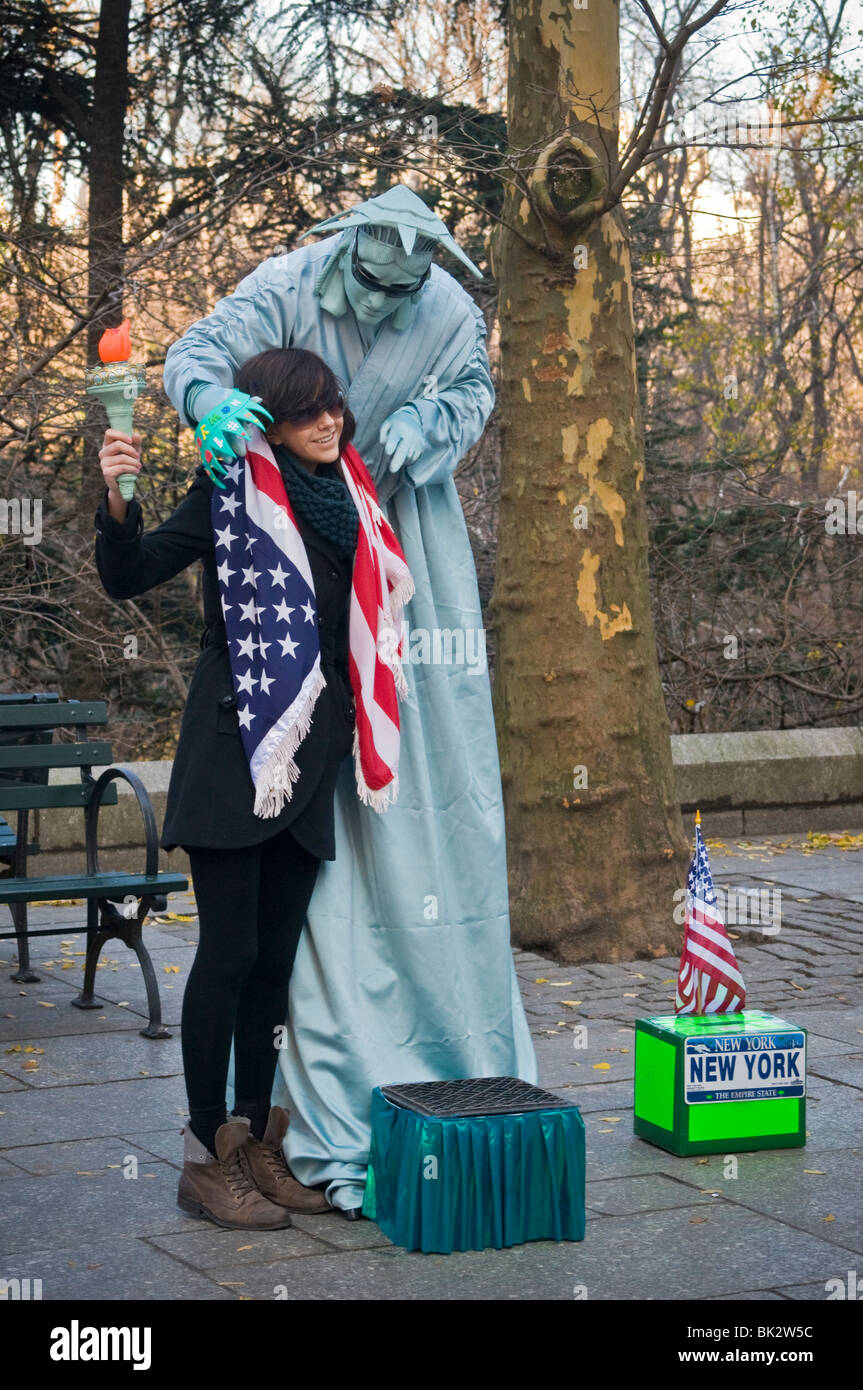 Nueva York Central Park, la Estatua de la libertad la bandera americana de Mime. Cara Blanca, enfrentado. Humor, kitsch. Foto de stock
