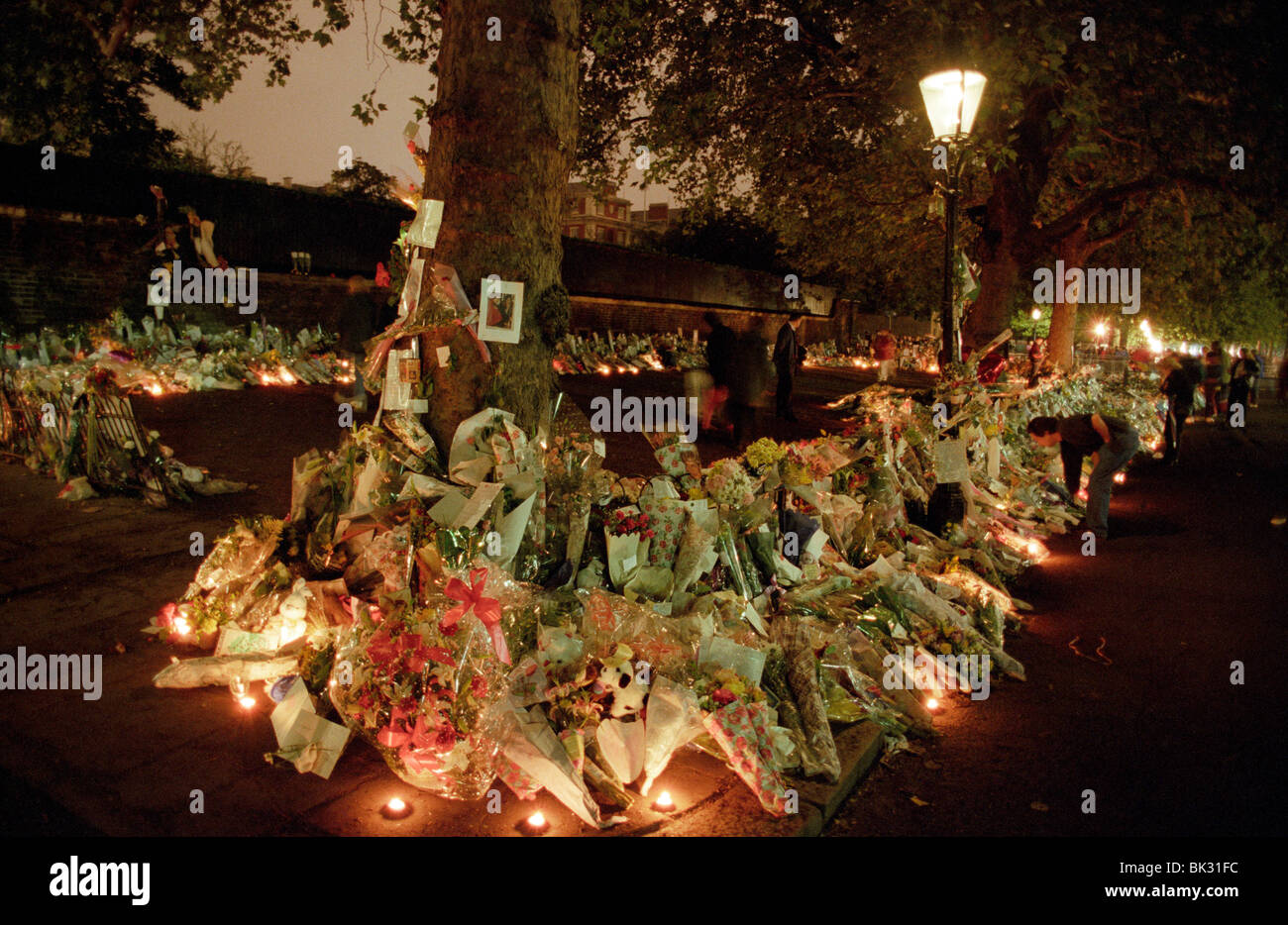 La muerte de la princesa Diana. Flores y homenajes en el Mall, cerca de St James Palace, Londres, Gran Bretaña. Foto de stock
