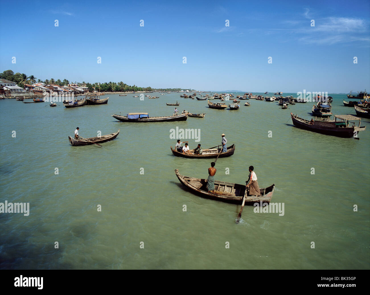 El puerto en la desembocadura del río Kaladan, Sittwe, capital del estado de Arakan, Myanmar (Birmania), Asia Foto de stock