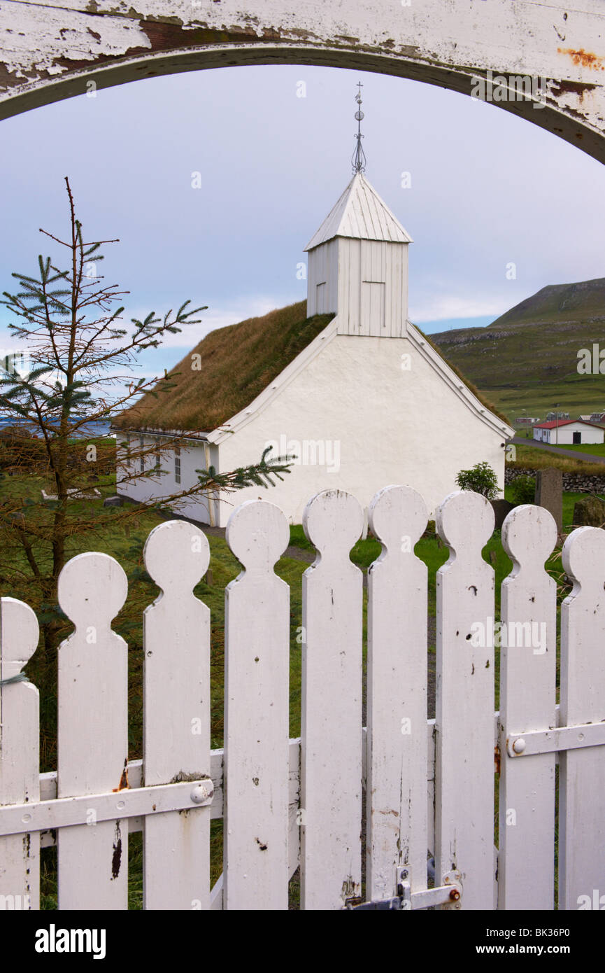 Iglesia con techo de césped en Husavik, Sandoy, Islas Feroe (Islas Feroe), Dinamarca, Europa Foto de stock