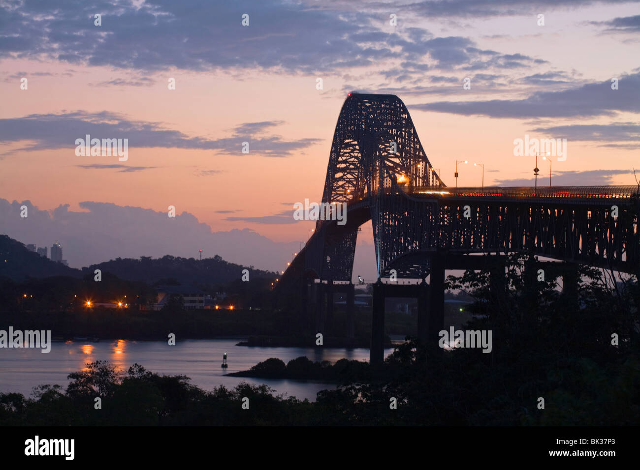Puente de las Américas, al amanecer, Ciudad de Panamá, Panamá, América Central Foto de stock