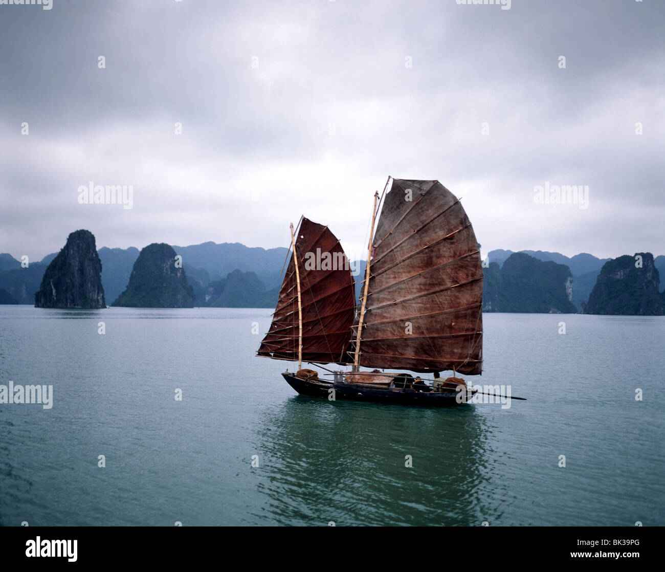 La Bahía de Halong, Vietnam, Indochina, en el sudeste de Asia, Asia Foto de stock