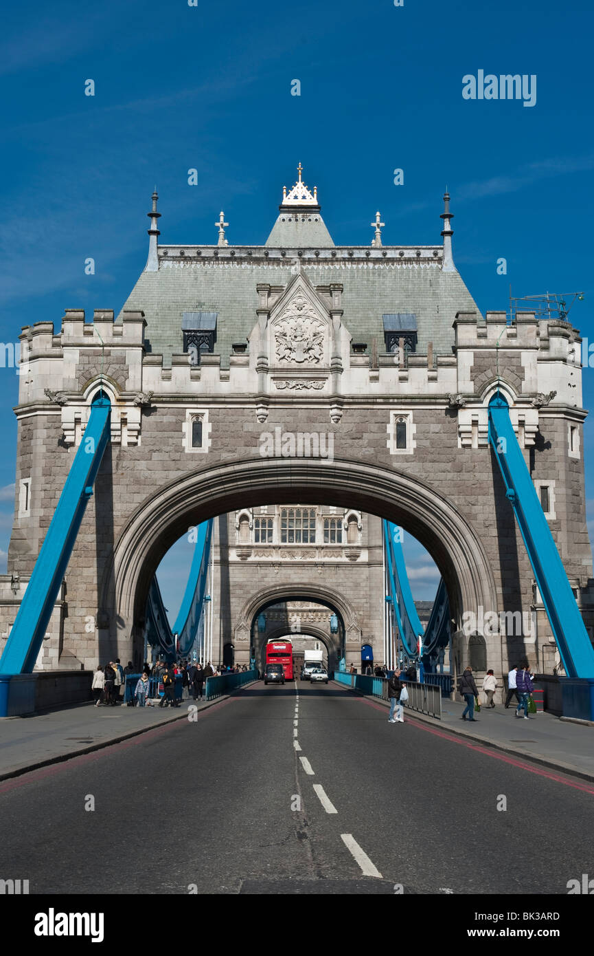 El tráfico en el puente de la Torre de Londres, Reino Unido Foto de stock