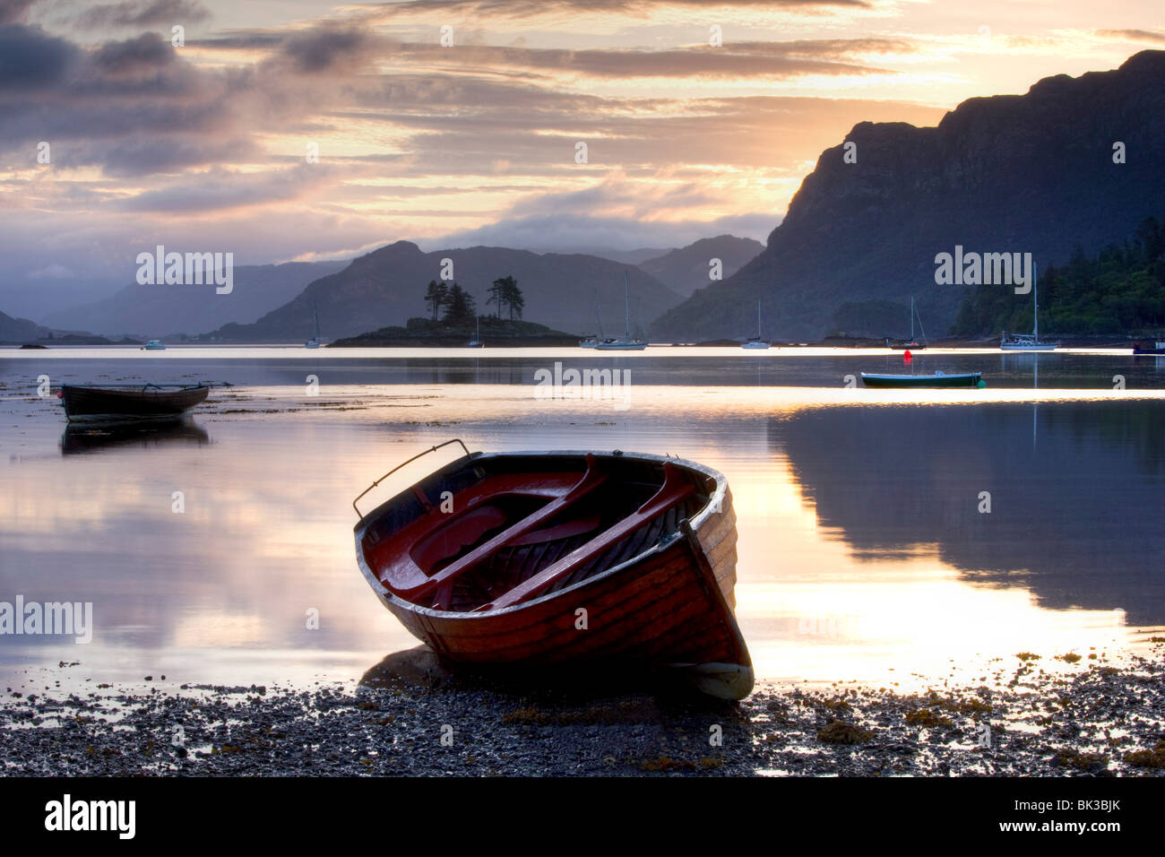 Vista del amanecer en la marea baja con bote a remo en primer plano, Plokton, cerca de Kyle de Lochalsh, Highland, Escocia, Reino Unido, Europa Foto de stock