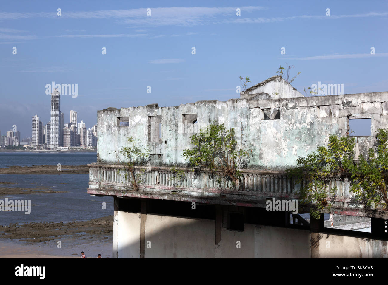 Ruinas de Club Unión club deportivo edificio en el Casco Viejo