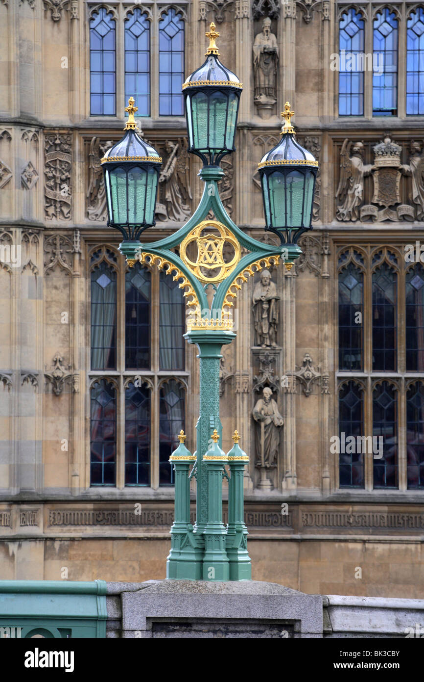 Detalle de la lámpara de la calle, el puente de Westminster, Casas del Parlamento o, en Londres, Inglaterra, Reino Unido. Foto de stock