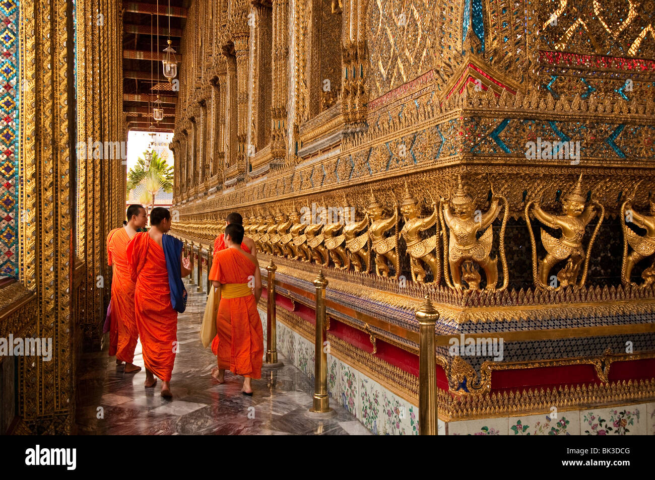 Visitar los monjes budistas en el Wat Phra Kaeo, el Templo del Buda de Esmeralda, el Gran Palacio en Bangkok, Tailandia Foto de stock