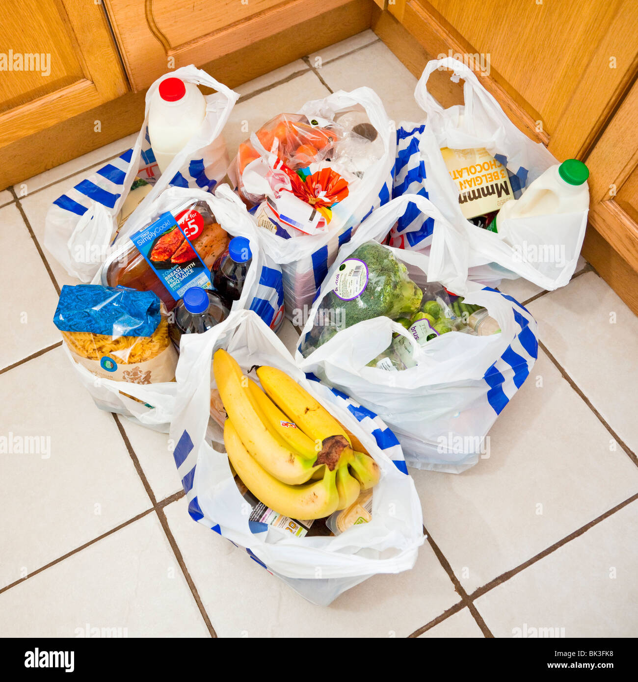 Bolsas de supermercado, bolsas, bolsas de compras en el piso de la cocina, Inglaterra, Reino Unido. Foto de stock