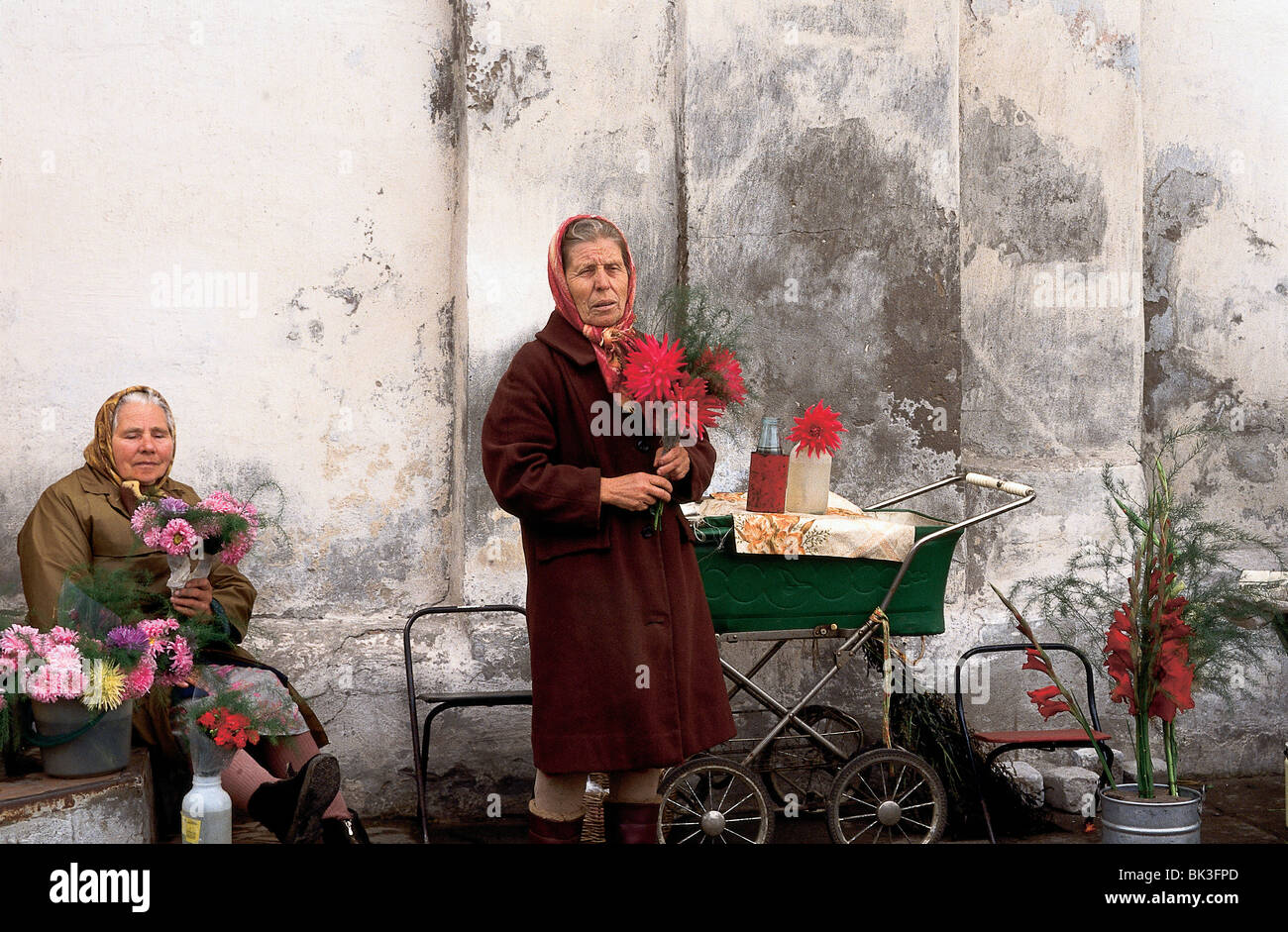 Los vendedores callejeros que venden flores en Rusia Fotografía de stock -  Alamy