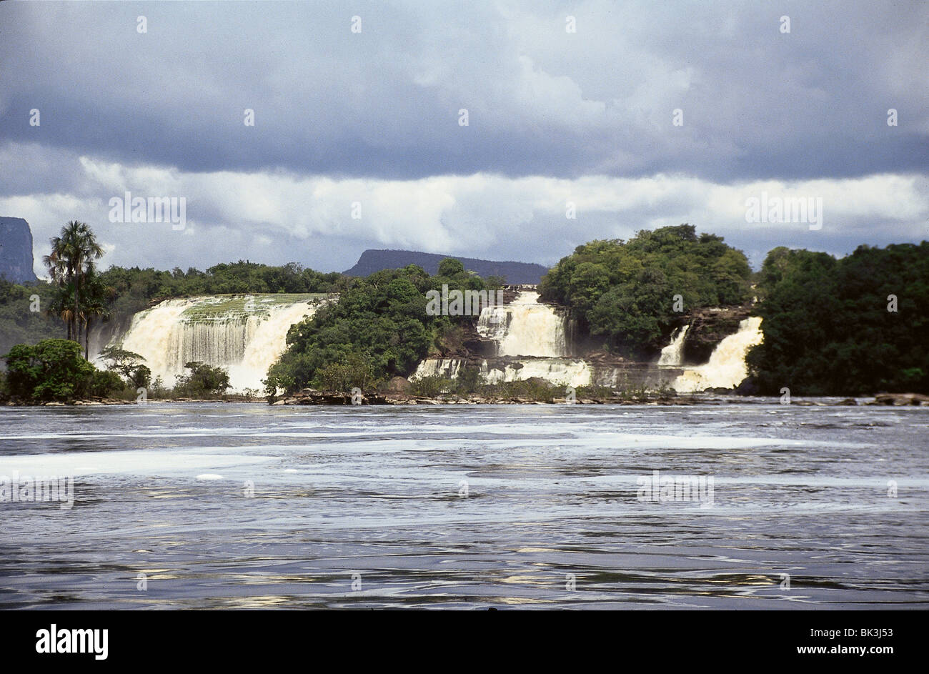 El Río Carrao cascadas de más de Hacha cae con tinte marrón de agua provenientes de taninos lixivió de bosques circundantes Foto de stock