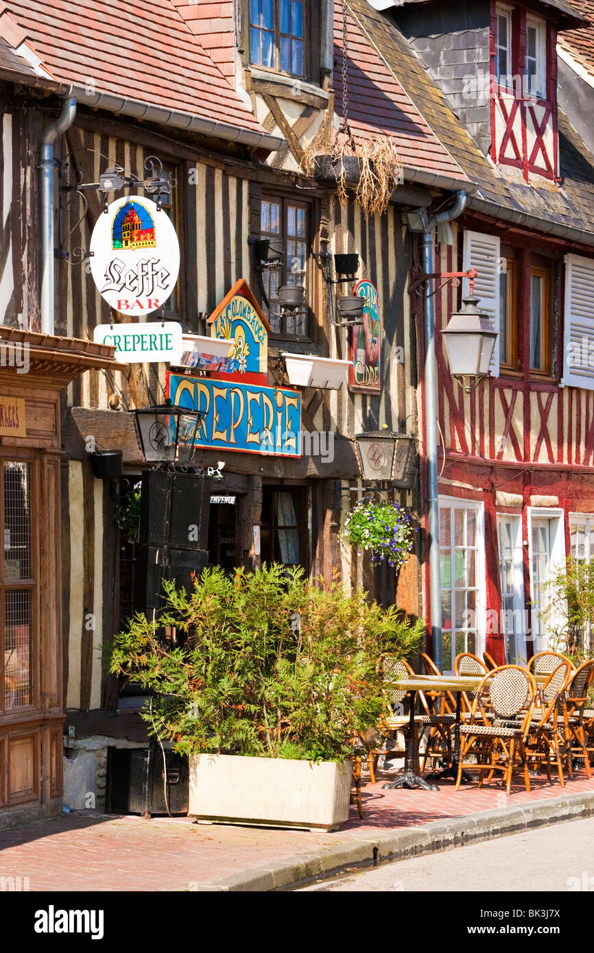 Crepería y bar en el bonito pueblo de BEUVRON EN AUGE, Pays d'Auge, Calvados Normandía, Francia Foto de stock