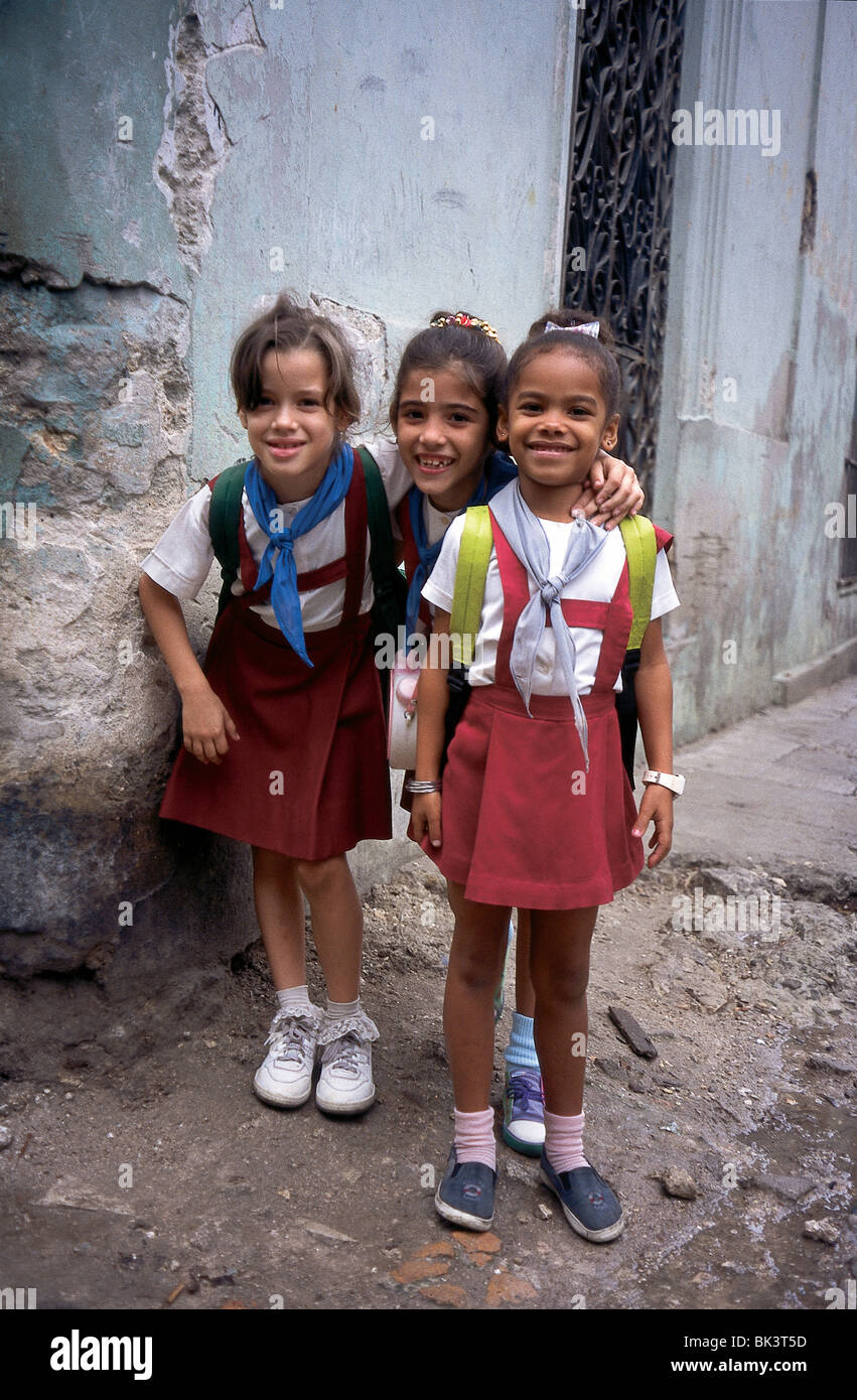 Los escolares en sus uniformes escolares, Cuba Fotografía de stock - Alamy