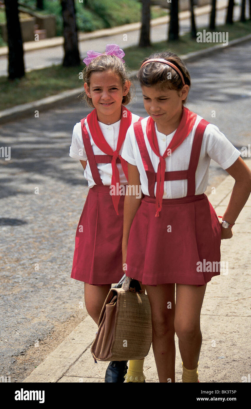 Escolares que visten sus uniformes escolares en Vinales, Cuba Fotografía de  stock - Alamy