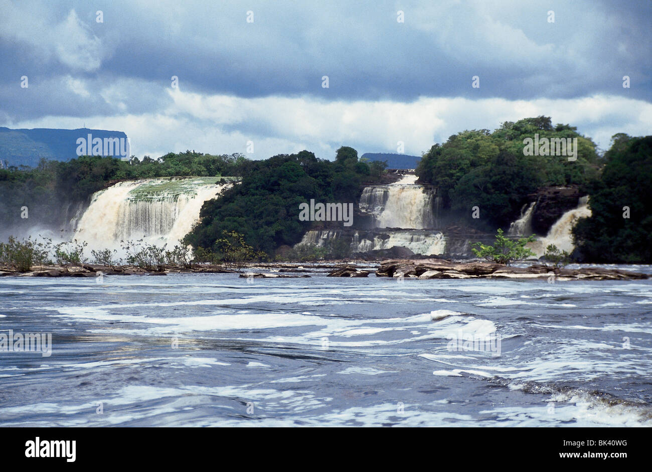 El Río Carrao cascadas de más de Hacha cae con tinte marrón de agua provenientes de taninos lixivió de bosques circundantes Foto de stock