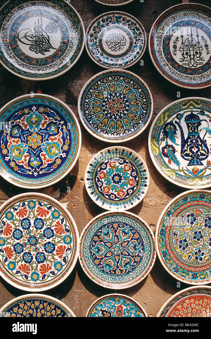 La alfarería decorativa de Oriente Medio se muestra en el Reino Hachemita  de Jordania Fotografía de stock - Alamy
