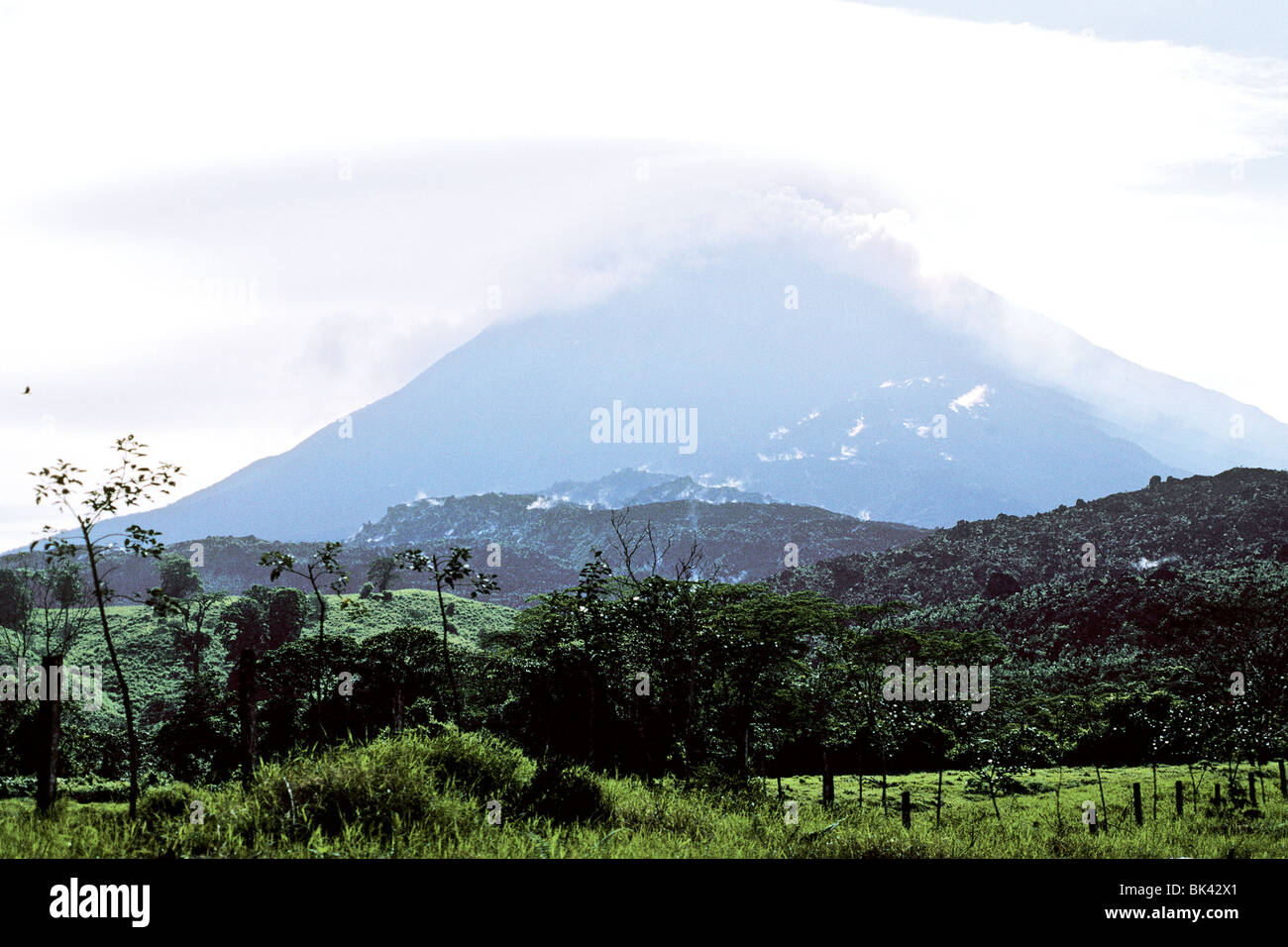 Una capa de nubes colgando sobre el Volcán Arenal, Costa Rica el volcán más activo de Foto de stock