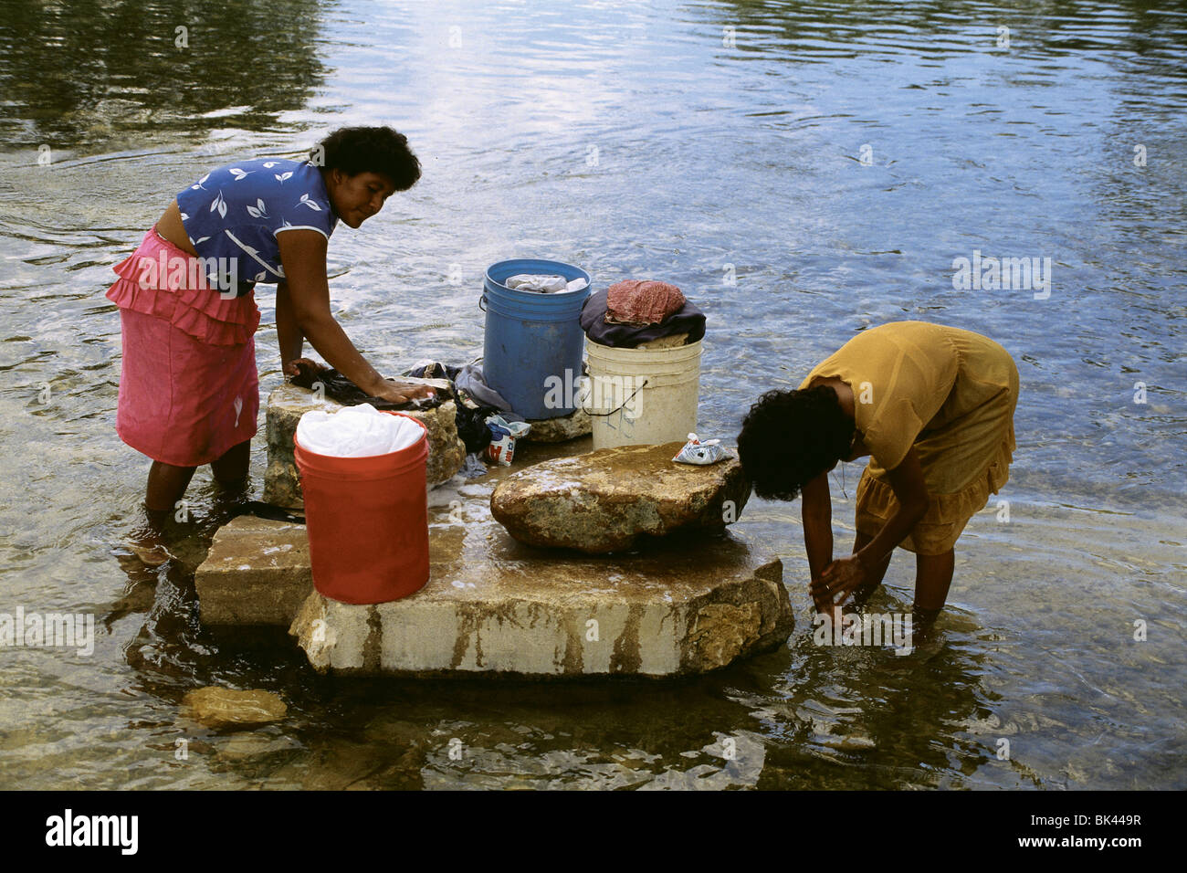 Señuelo regular Múltiple Las mujeres lavando ropa y lavar la ropa en un río, Belice, Centroamérica  Fotografía de stock - Alamy