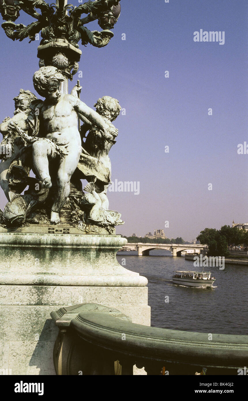 Escultura en bronce Puente Puente Alexandre III, París Foto de stock