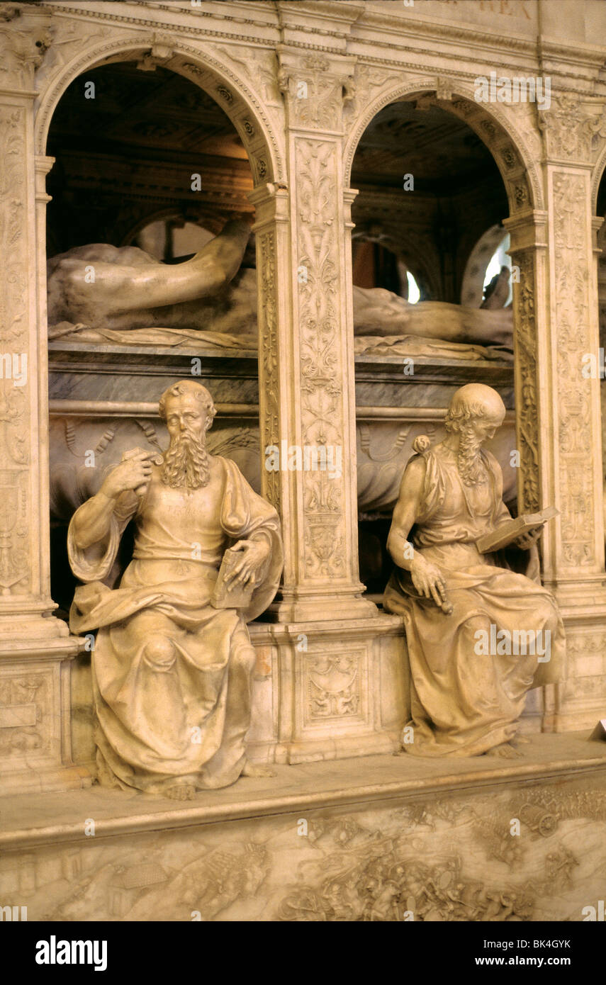 Tumba del Rey Luis XII y Anne de Bretagne en la basílica de Saint-Denis, París, Francia Foto de stock