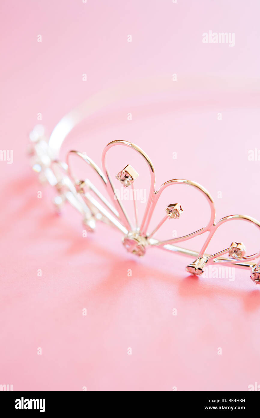 La princesa de plata tiara lleva a menudo a bodas con joyas shot sobre fondo de color rosa Foto de stock