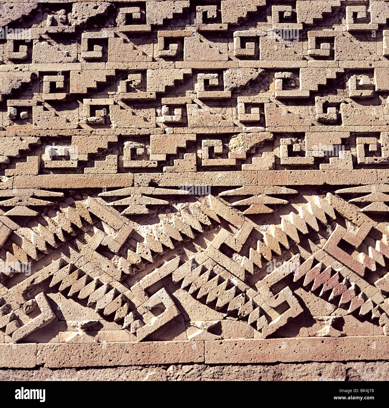 Detalle de una pared en la Sala de las columnas muestra patrón greca  decorativa en piedra, Mitla, México Fotografía de stock - Alamy