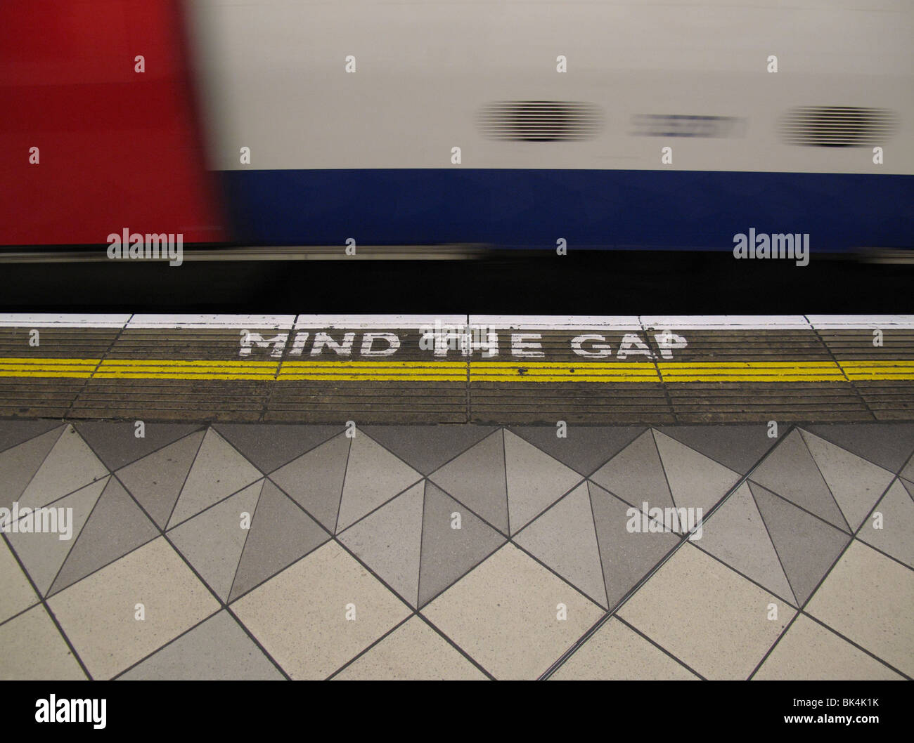 Cuenta la brecha escrito sobre la plataforma en el banco en la estación de metro de Londres. Foto de stock