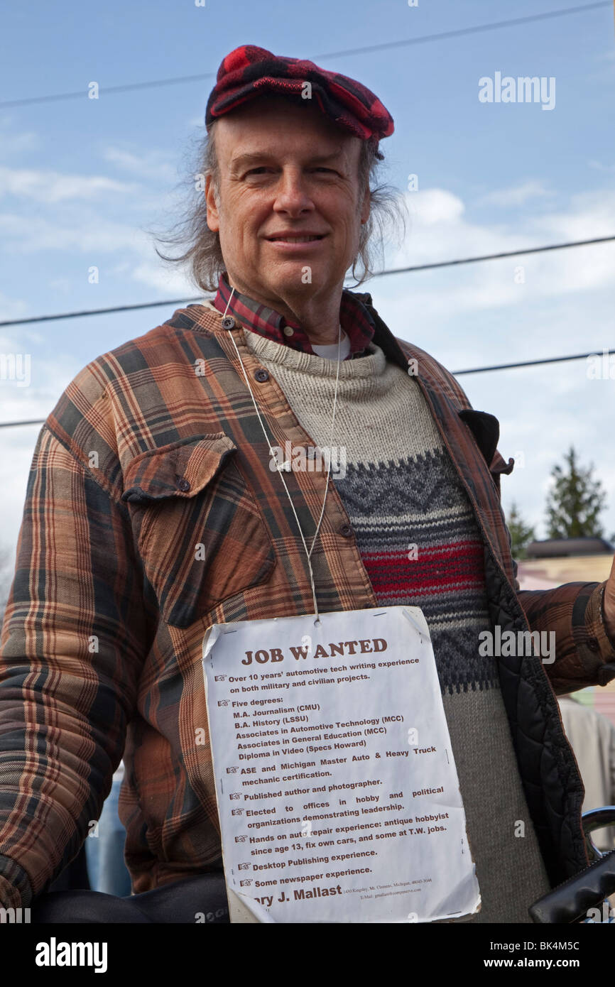 Hombre busca trabajo en una Tea Party Express rally en los suburbios de Detroit. Foto de stock