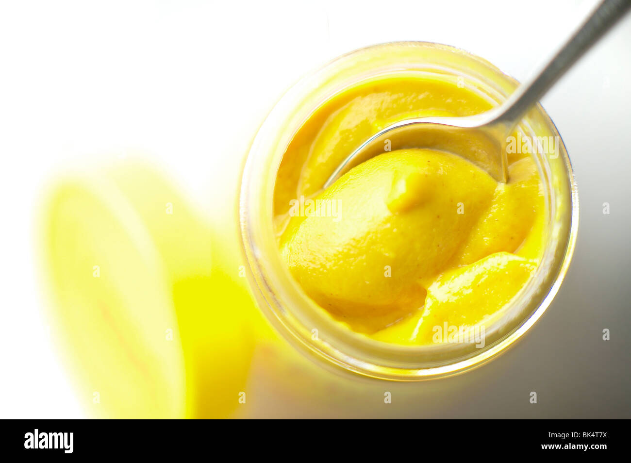 Amarillo Mostaza Inglesa jarra con cuchara Fotografía de stock - Alamy