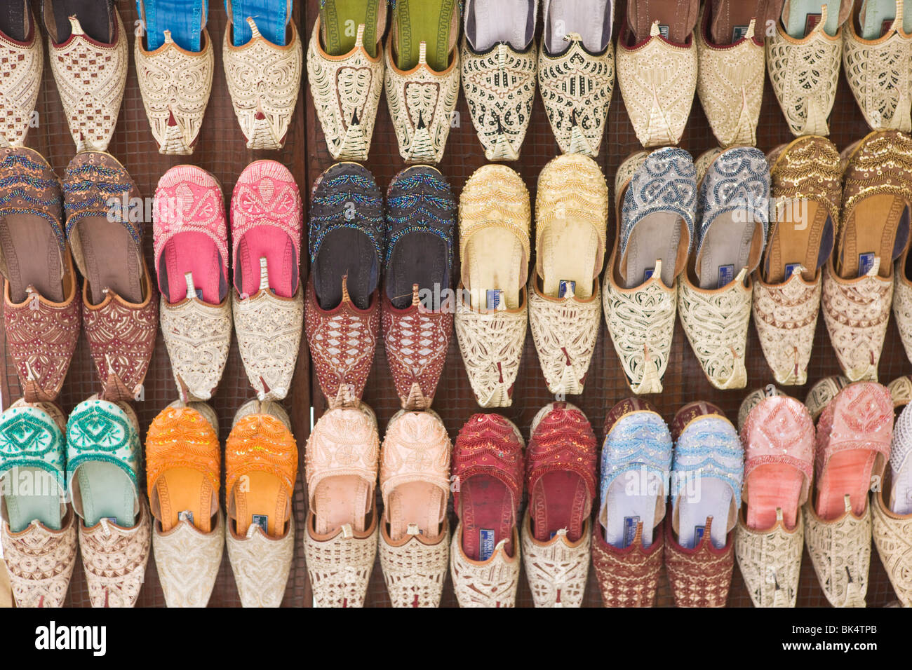 Rizado árabe tradicional vetado zapatillas, Deira, Dubai, Emiratos Árabes Unidos, Oriente Medio Foto de stock